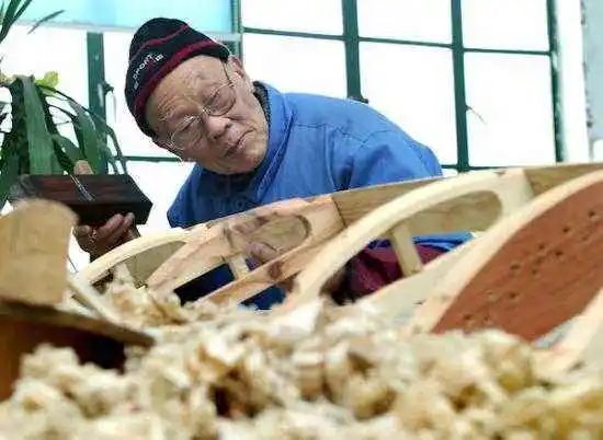 【忆筝嵘07期】我厂与上海民族乐器一厂深度合作，“古筝之父”徐振高入场指导！  
