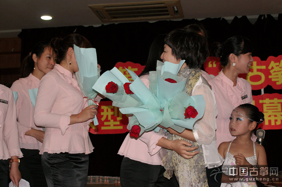 中心老师庆祝王小平老师生活快乐