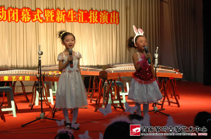 学员们陆续登台展露古筝才艺