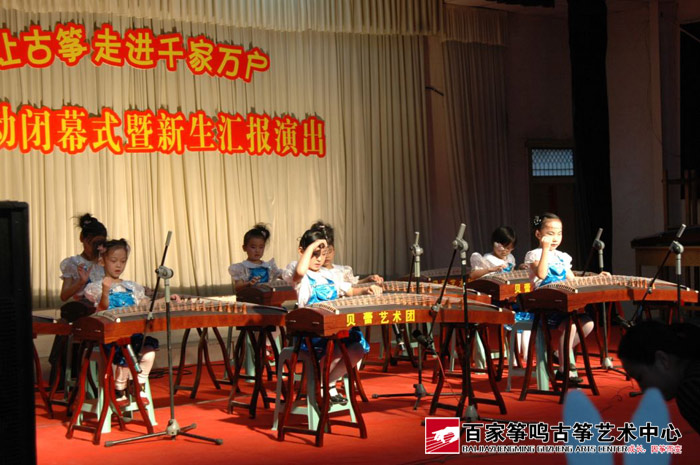 学员们陆续登台展露古筝才艺