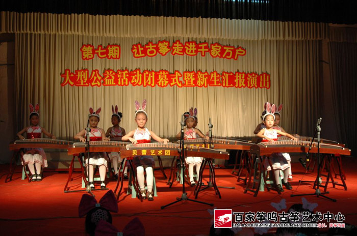 四岁的小学员表演《小兔乖乖》