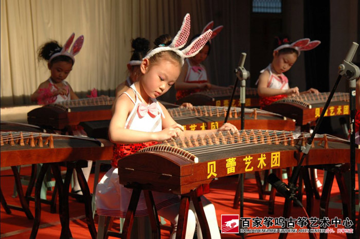 四岁的小学员表演《小兔乖乖》