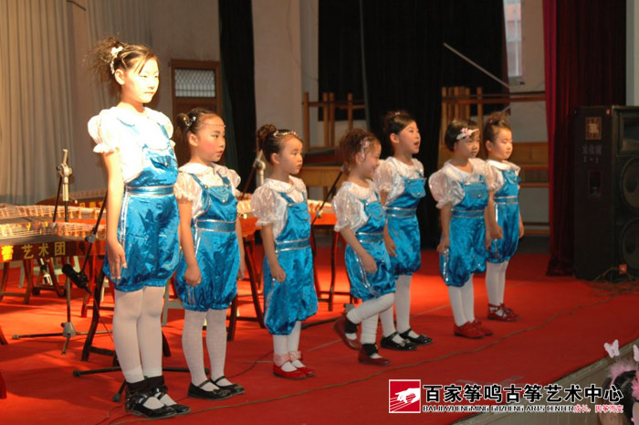 学员们陆续登台展露古筝才艺
