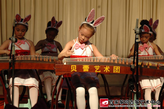 四岁的小学员表演《小兔乖乖》