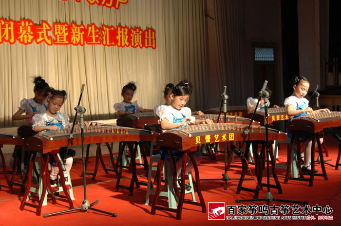 学员们陆续登台展露古筝才艺