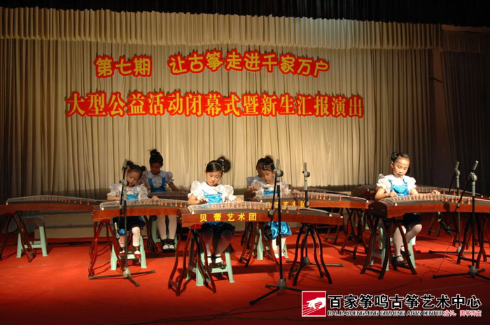 学员们陆续登台展露古筝才艺