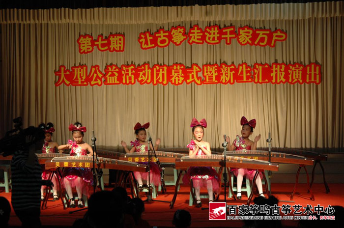 学员们陆续登台展露古筝才艺