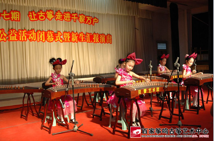 学员们陆续登台展露古筝才艺