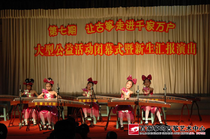 学员们陆续登台展露古筝才艺