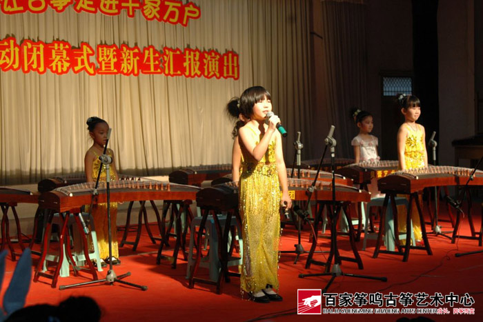 学员们陆续登台展露古筝才艺