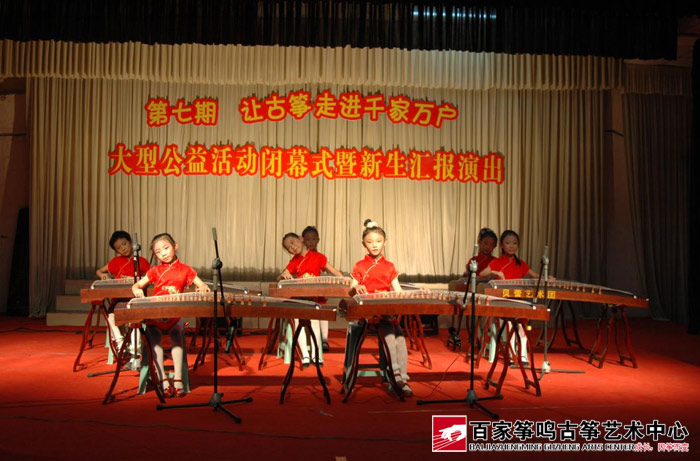 学员们陆续登台展露古筝才艺
