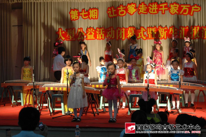 学员们陆续登台展露古筝才艺