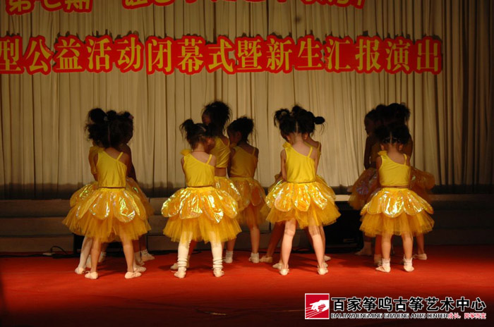 学员们陆续登台展露古筝才艺