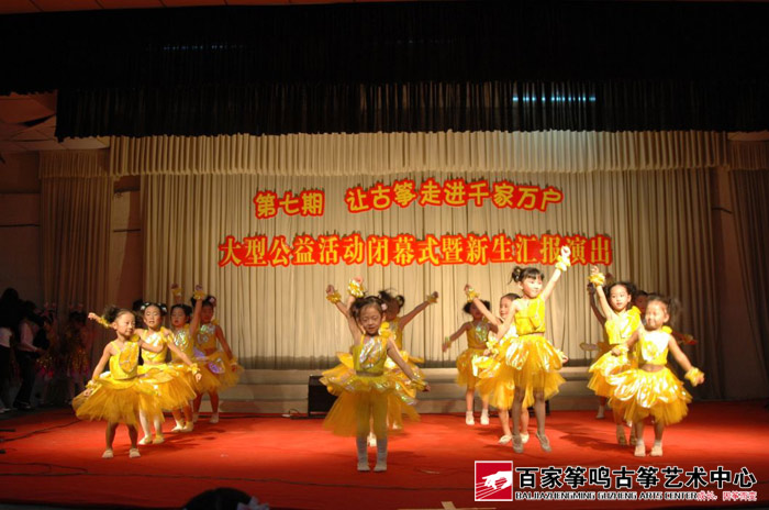 学员们陆续登台展露古筝才艺