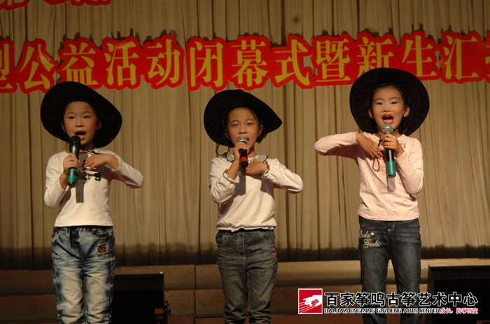 学员们陆续登台展露古筝才艺