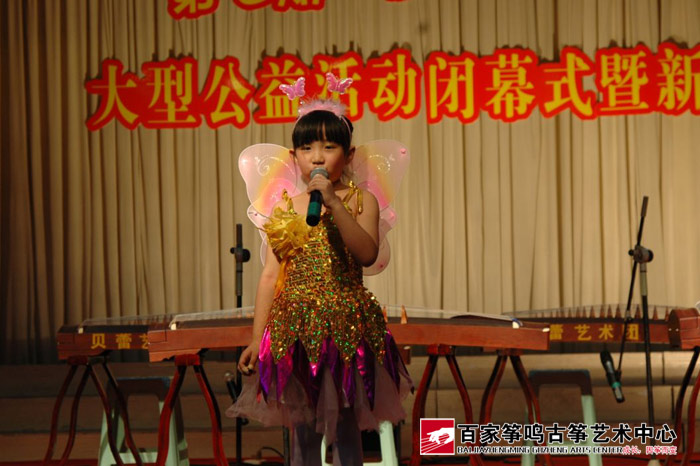 学员们陆续登台展露古筝才艺