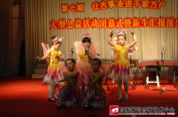 学员们陆续登台展露古筝才艺