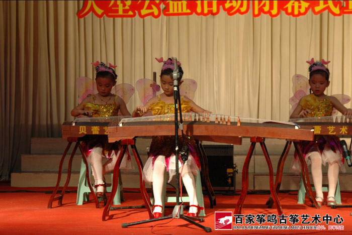 学员们陆续登台展露古筝才艺