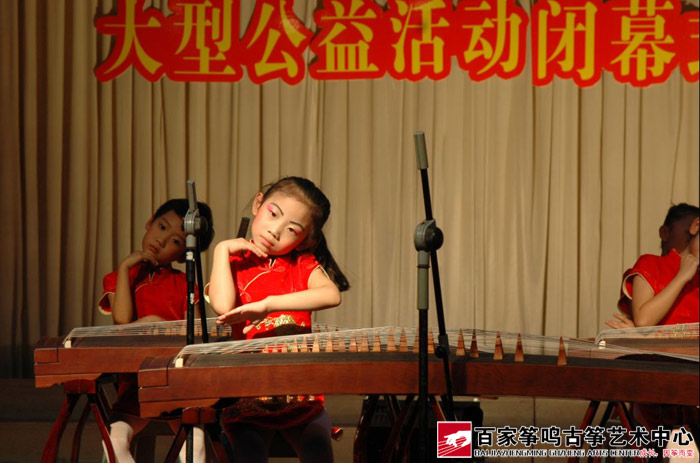 学员们陆续登台展露古筝才艺
