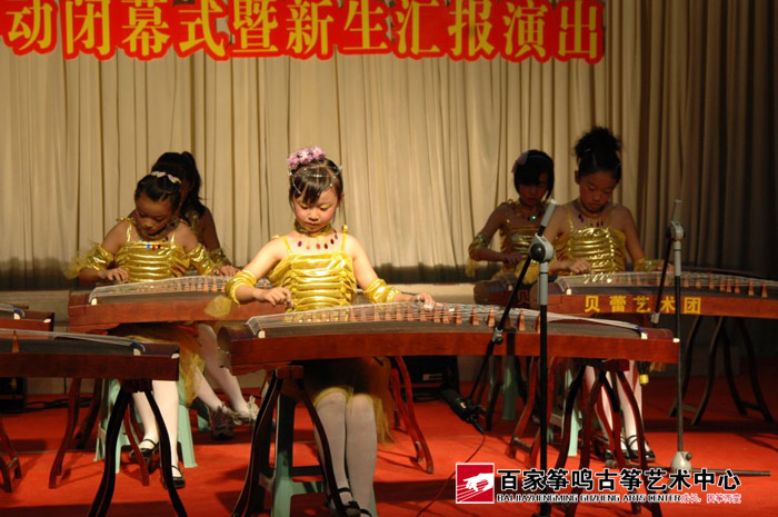 学员们陆续登台展露古筝才艺