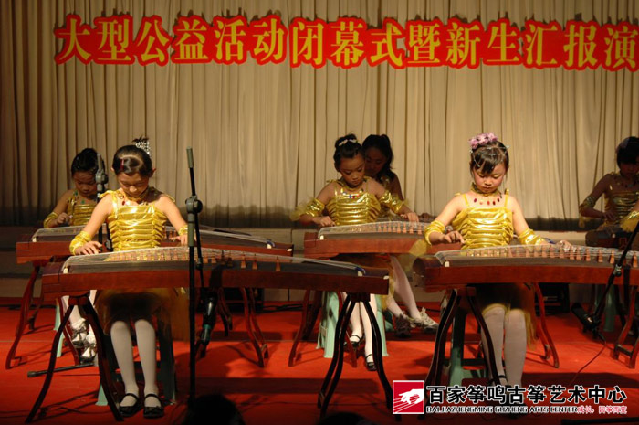 学员们陆续登台展露古筝才艺