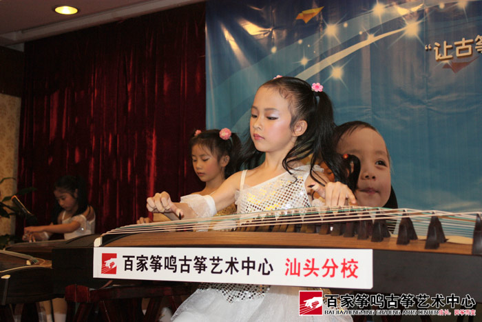 小演员登台表演